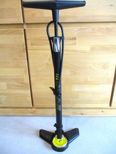 CRIVIT  Standluftpumpe / Fahrradpumpe /  Luftpumpe mit Manometer & 2 Adapter