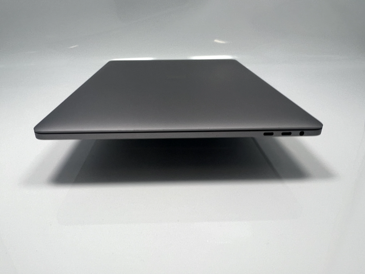 Apple MacBook Pro 2016 15-inch 2.7GHz i7 16GB RAM 512GB SSD Radeon