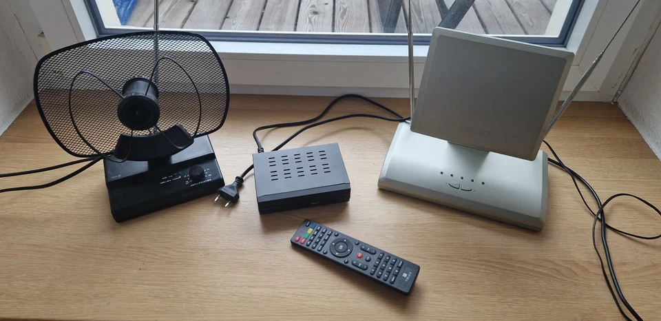 Triax TR60 DVB-T2 Receiver mit 2 Zimmerantennen, guter Zustand, gebraucht 