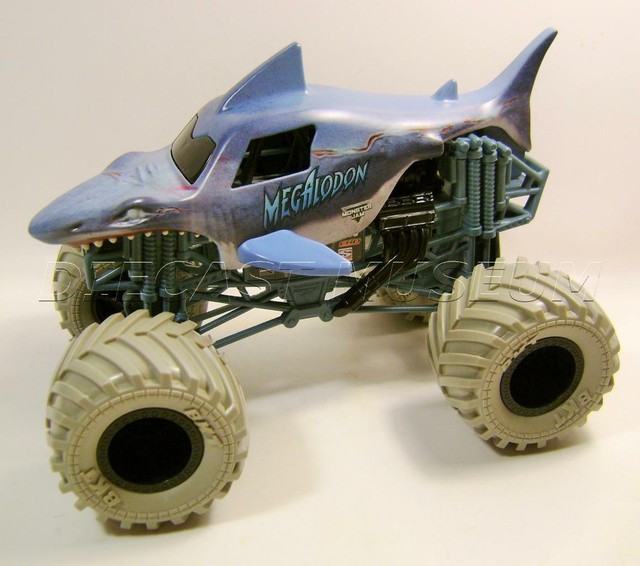 MEGALODON SHARK JAWS EXCLUSIVE TIRES MONSTER JAM TRUCK 1/24 HOT WHEELS