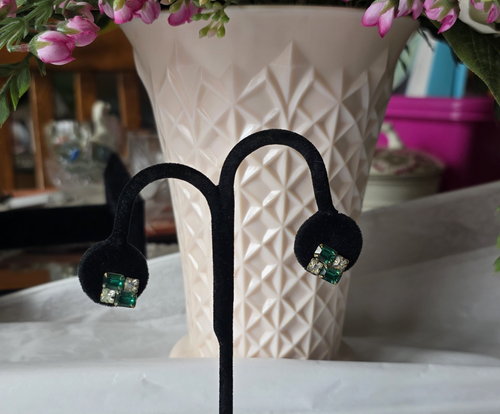 Vintage Emerald Green Gold Plated Diamond Shaped Screw Back Earrings - Picture 3 of 6