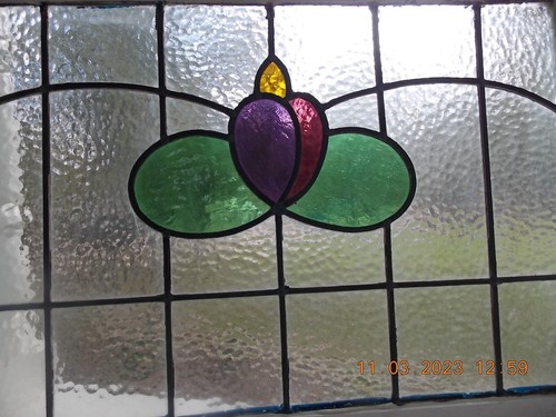 R-201 Reframed Older Pretty English Leaded Stain Window 28 5/8" X 20" - Picture 4 of 9