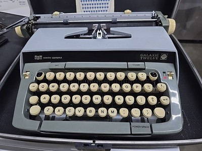 Smith Corona Galaxie 12 Twelve XII Typewriter W/Case Vintage 70s