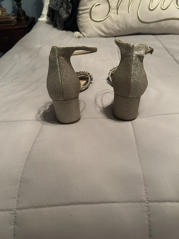 Sandalias BADGLEY MISCHKA Jewel para mujer tono dorado talla 7 cierre al tobillo punta abierta Foto 2 de 3
