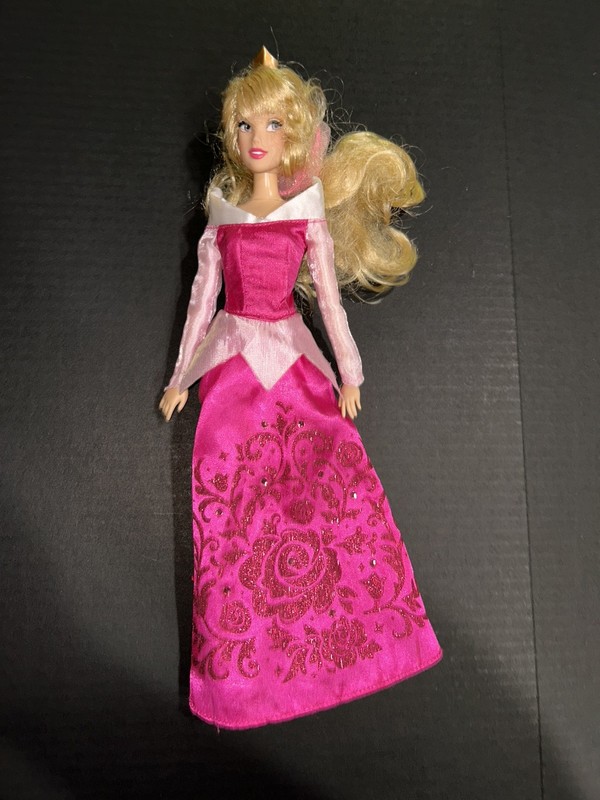 Disney Store London Sleeping Beauty Aurora Barbie Doll Blonde Articulated 