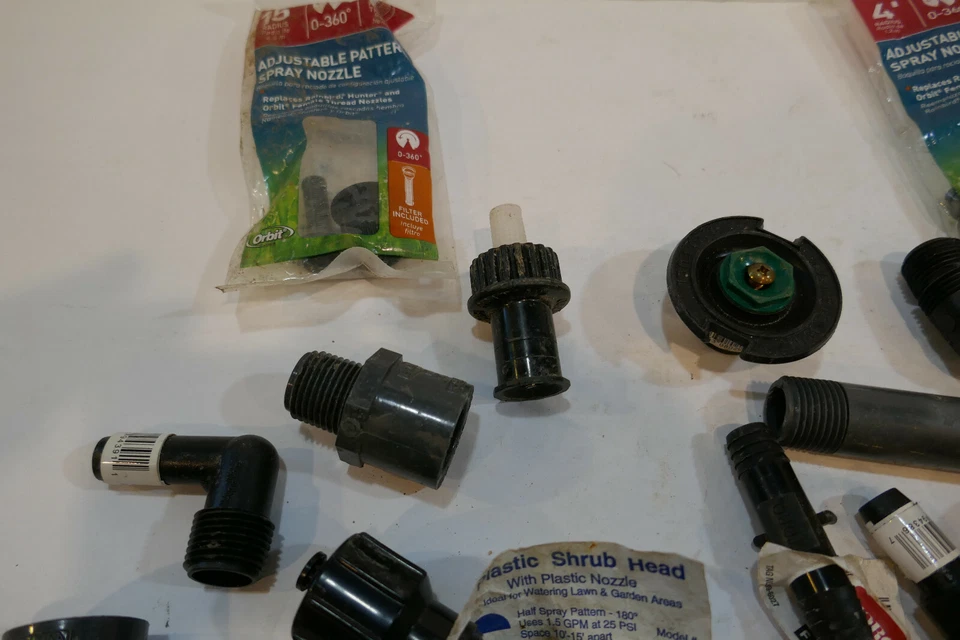Gran lote de piezas del sistema de rociadores, pulverizadores, piezas de tuberías, tetinas, codos ect Foto 2 de 4
