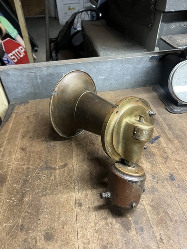 Vecchia rara tromba in ottone Lovell McConnell Klaxon 6552 auto elettrica clacson funziona - Foto 2 di 16