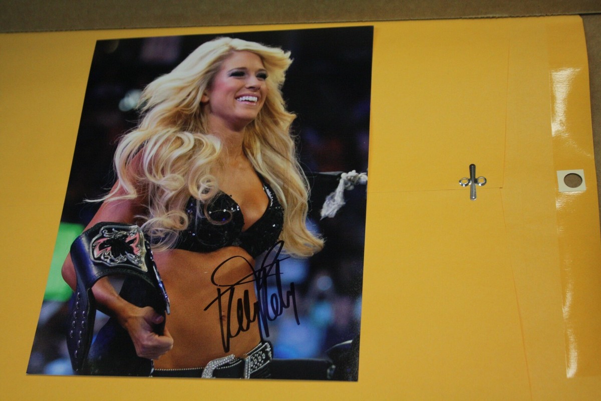 WWE WOMENS DIVAS LEGEND CHAMPION KELLY KELLY SIGNED AUTOGRAPHED