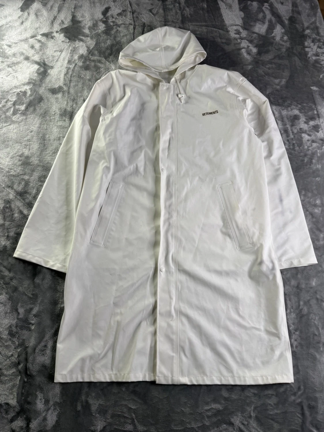 Vetements WAH18 JA24 Men's Raincoat One Size White Underarm Ventilation Eyelets - product detail image 1