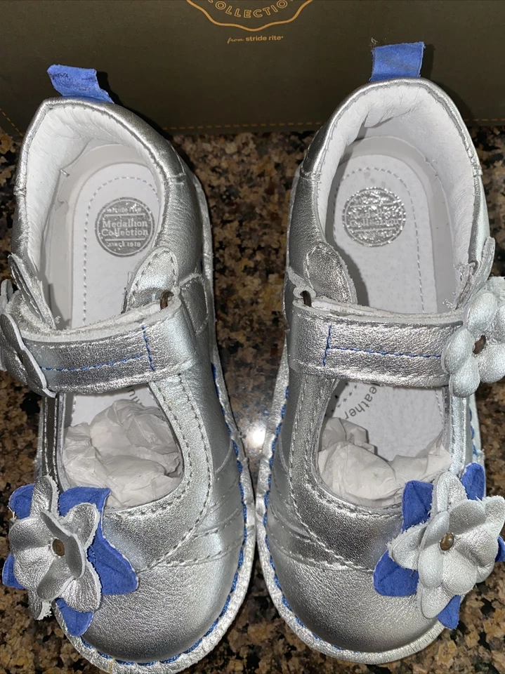 ZAPATOS STRIDE RITE MEDALLÓN CIARA NIÑAS PEQUEÑAS talla 8.5 CUERO PLATEADO Foto 3 de 4