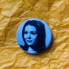 Diana Rigg Emma Peel 25mm Pin Badge 60s TV The Avengers