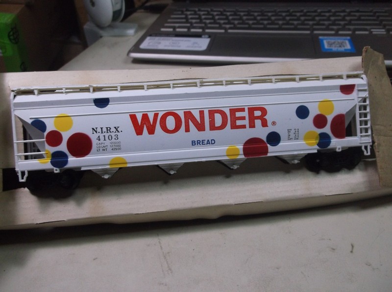 HO Four Bay Covered Hopper Car. Wonder Bread 4103 A H M Original Box