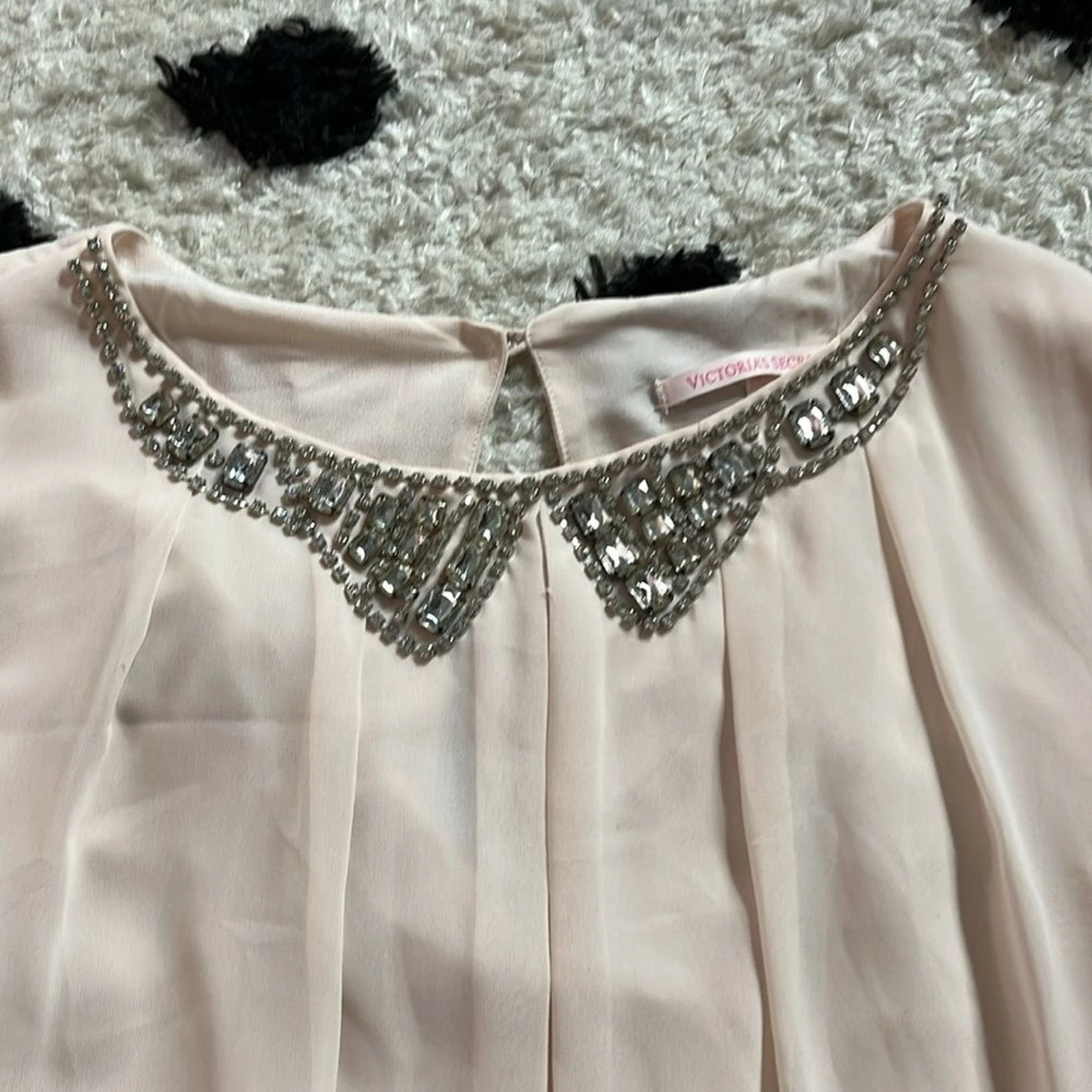 UNDERCOVER Abito rosa elegante Victoria’s Secret taglia small con colletto impreziosito