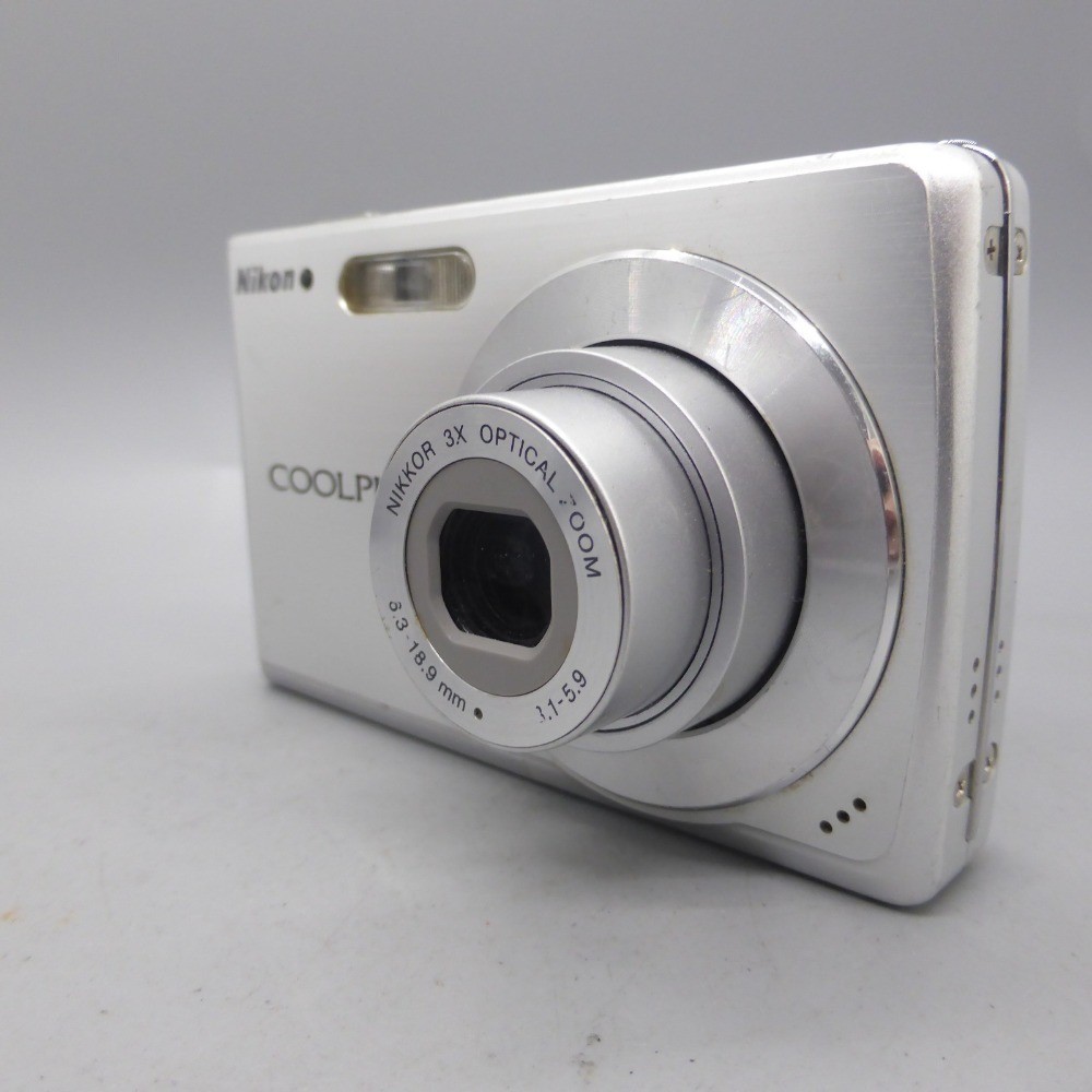 Nikon COOLPIX S200 CCD Digital Camera Silver 7.1MP 3x Optical Zoom