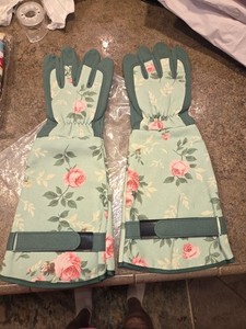 LONG SLEEVE GARDEN GLOVES WITH TOUCH SCREEN ABILITIES  ADJUSTABLE W/ ADJUSTABLE 