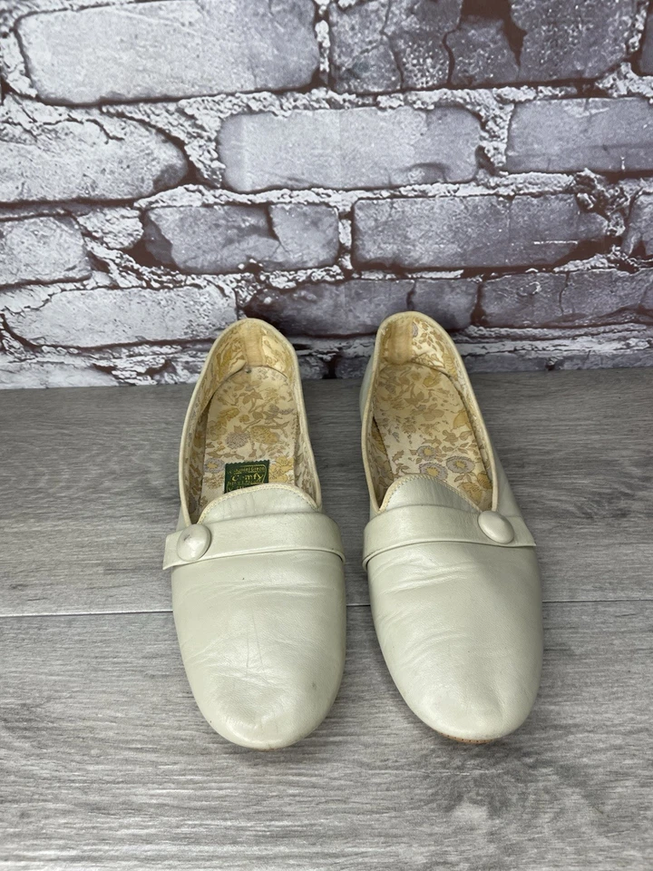 Daniel Green Bone Button Slippers Ivory Leather Slip On Women’s Sz 8M US/38.5EU - Image 3 of 4