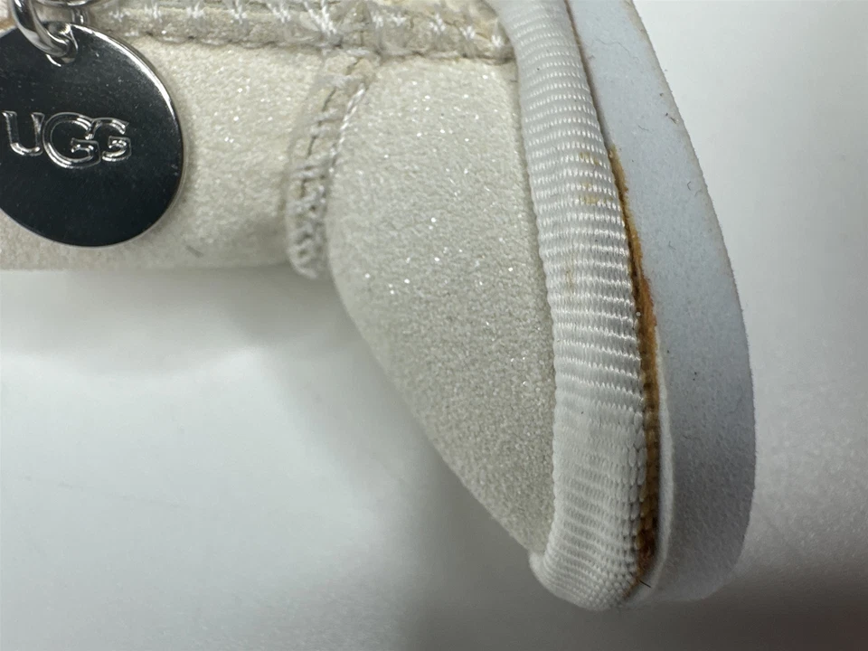 Llavero Bota Ugg Miniatura Dije Color Crema (Marcas de Pegamento) Foto 3 de 4