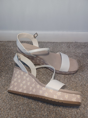 WOMEN SANDALS SIZE 9.5 ANNA KLEIN