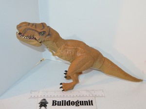 chomping dinosaur toy