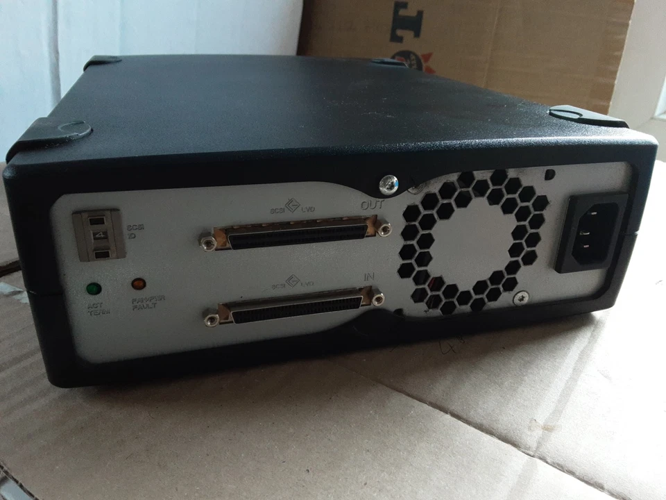 HP Quantum LTO4 SCSI External Tape Drive BRSLA-0704-AC EB656-20000 - Image 3 of 4