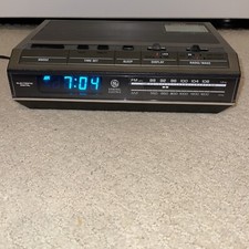 VINTAGE General Electric GE Alarm Clock Radio Model No. 7-4642F AM/FM Blue Light