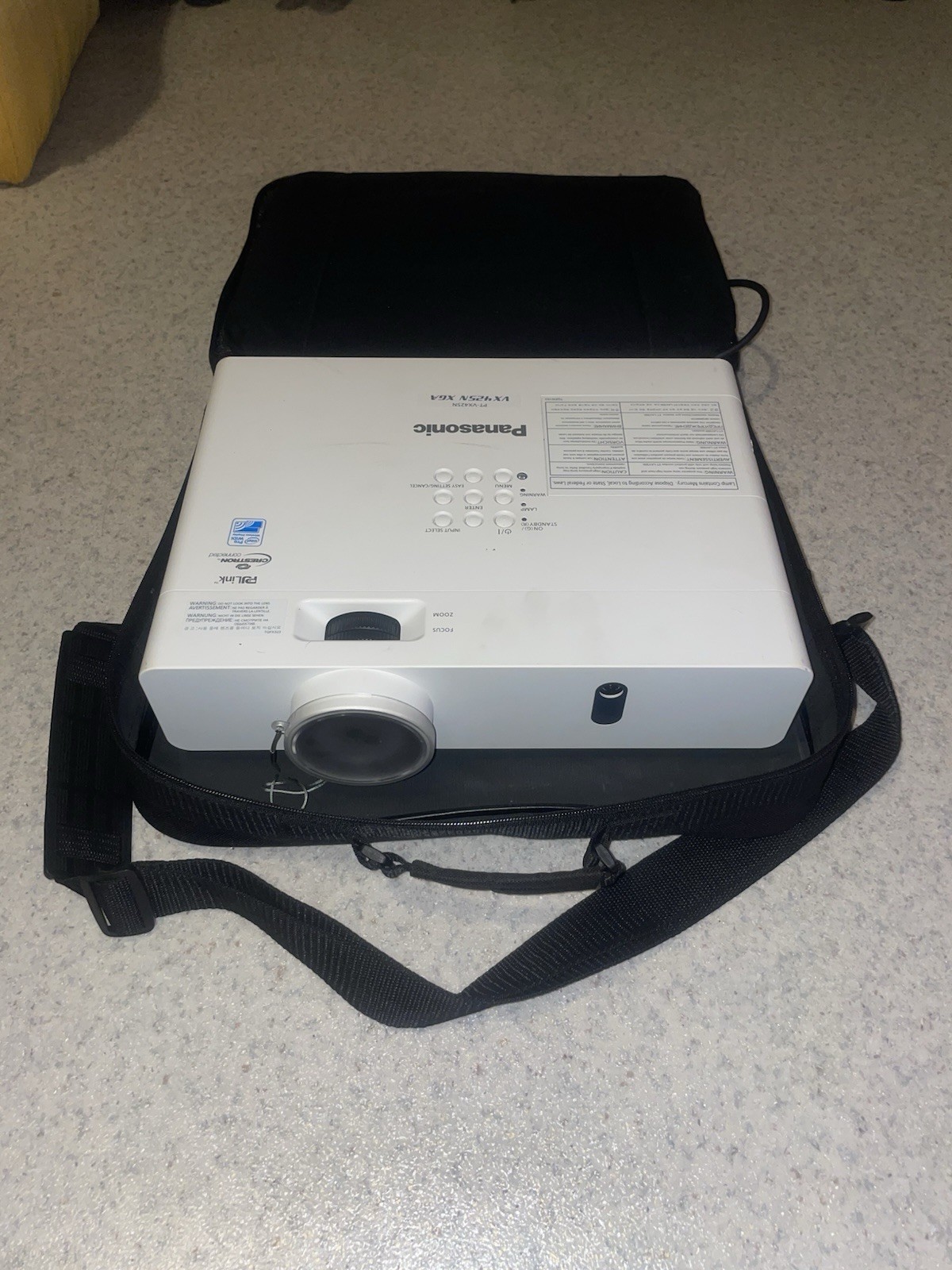 Vidéoprojecteur Panasonic PT-VX425N pour projeter sans fil en plein jour grâce aux 4500 lumens