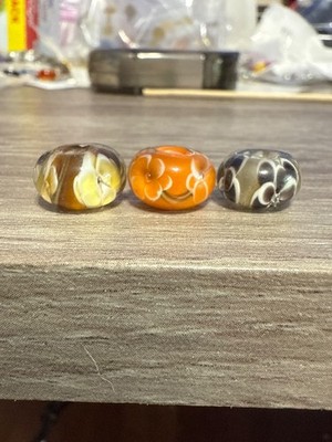 Set Of 7 Flower Lampwork Glass Bead Set. BD18