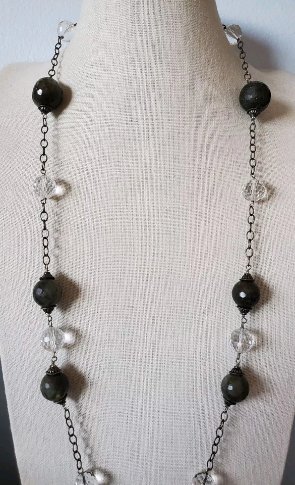 Collar largo de plata de ley con estación de cuentas de cristal transparente y labradorita facetada