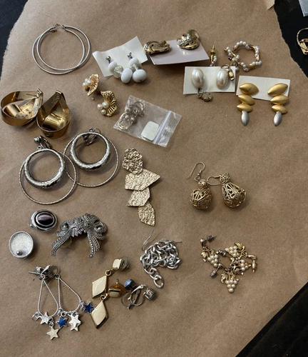 Vintage Costume Jewelry Lot 18+ Earrings Brooch Hoops Gold Silver Tone Mixed