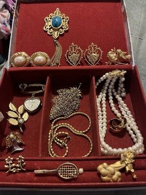 VINTAGE & MODERN JEWELRY- ESTATE FIND- GOLD TONE- Some SIGNED Brooch Earrings ++