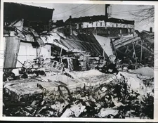 1949 Press Photo Detroit Ary cleaning plant demolished water heater explosion