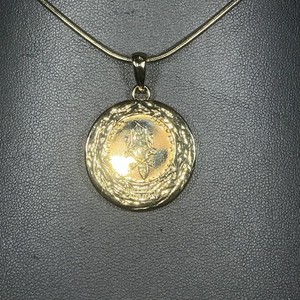 Authentic L2 Vatican CITTA DEL VATICANO Belleza Italy Gold Plated Coin Necklace 1" Vintage