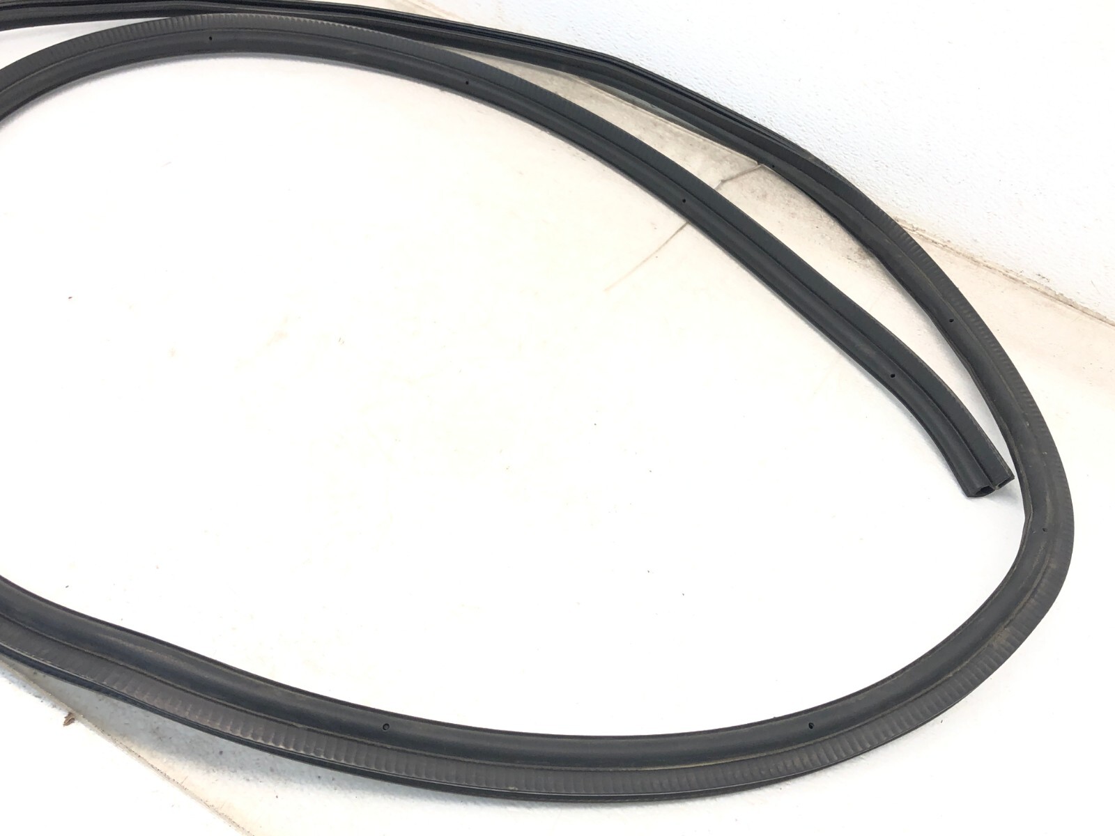 2017-2022 MASERATI LEVANTE FRONT HOOD BONNET WEATHERSTRIP SEAL OEM