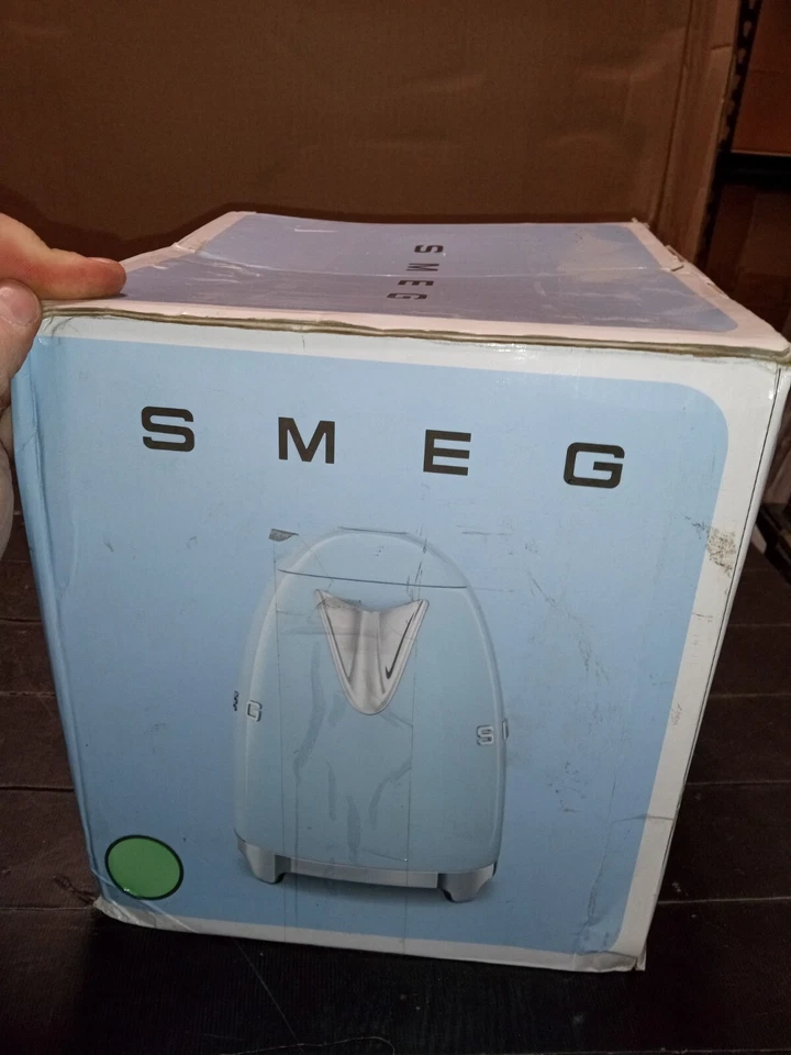 Hervidor eléctrico SMEG estilo retro estético KLF03PGUS verde pastel años 50. Foto 3 de 4