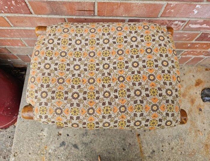 Antiguo reposapiés de nogal otomano banco tejido de mimbre asiento cubierto acolchado Foto 4 de 4