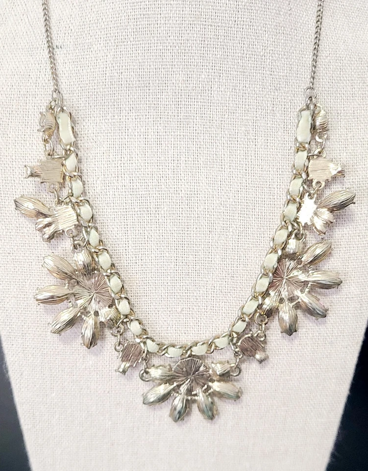 Collar LC Diseño Floral Estrás Azul y Blanco En Tono Dorado Cinta Foto 4 de 4