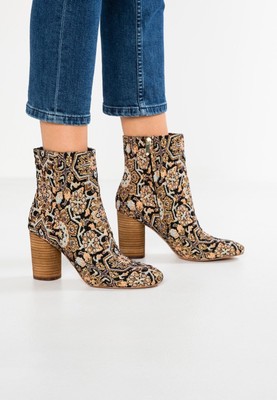 sam edelman corra stacked heel bootie