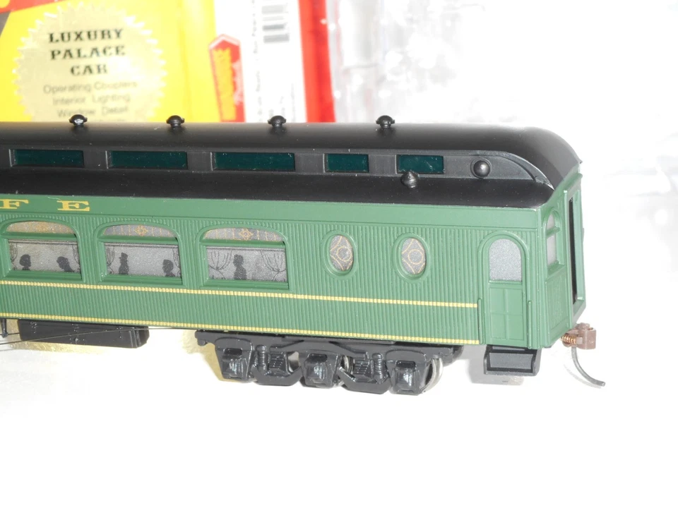 Roundhouse 68602  S/Fe Observation.Palace Car. Lights. In New cond.HO Scale. Box - Image 4 of 4