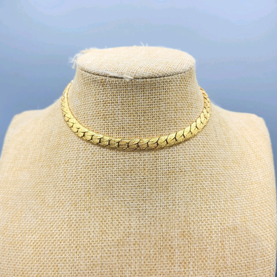 Collar Cadena Espiga Texturizada Elegante Tono Dorado Corona Trifari De Colección 14" Foto 4 de 4