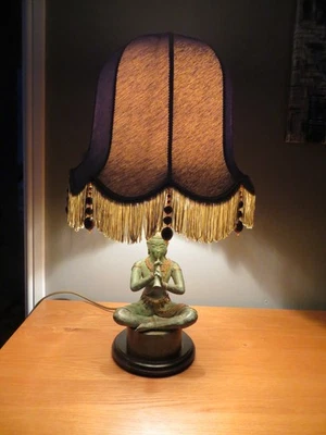 Lámpara de mesa flautista tailandesa vintage de bronce/latón con pantalla ornamentada - Imagen 1 de 4
