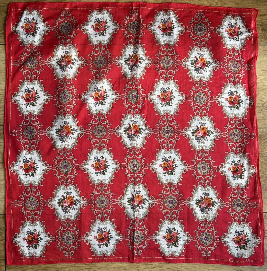 Authentique foulard rouge motif fleurs Christian Dior 100% coton 46,5 x 47,5 cm