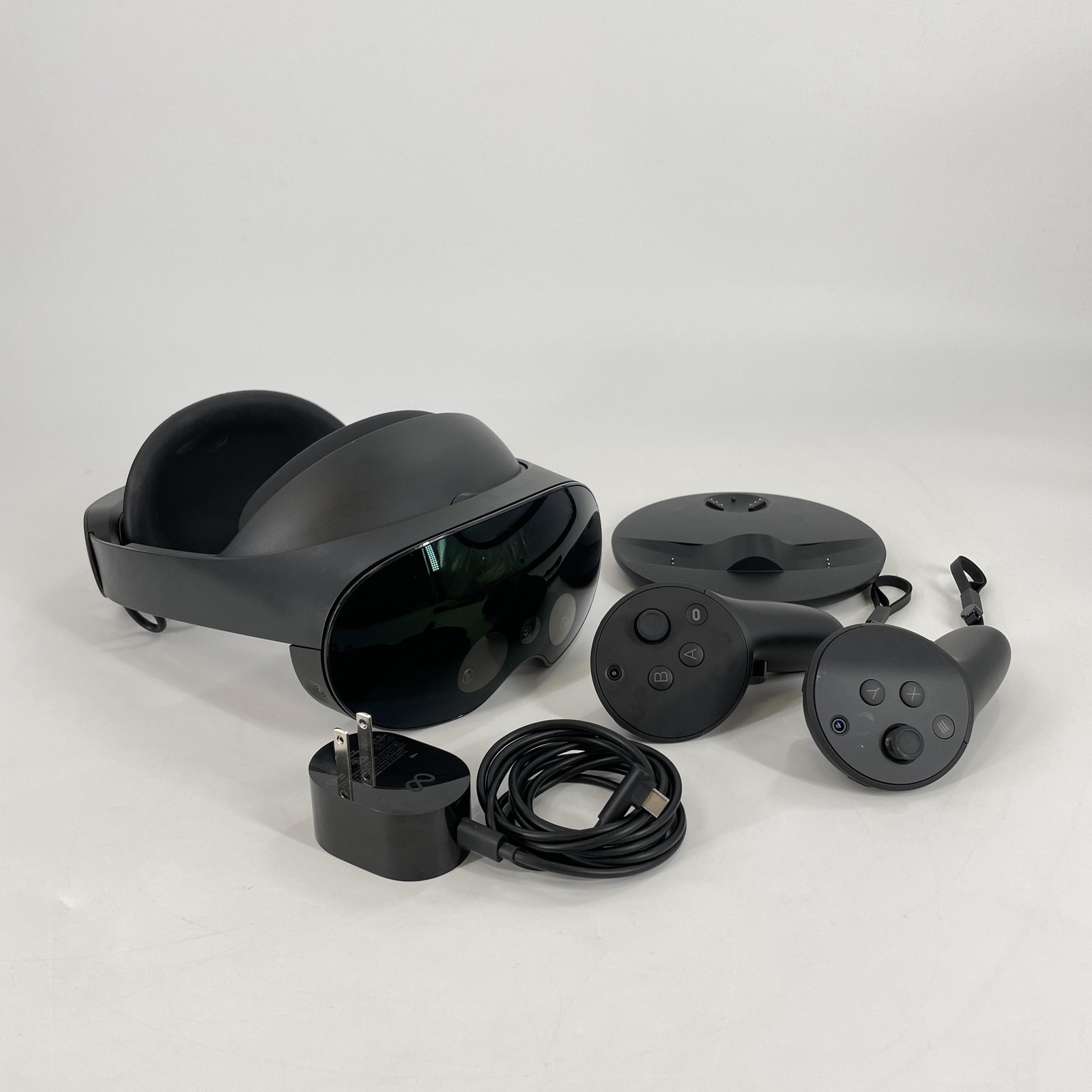 Meta Quest Pro VR Headset 256GB w/ Charger/Controllers/Dock - Good