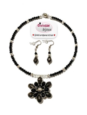 Halskette Stahl und Kristalle mit Blume Zentralschmuck. Ohrringe passend.