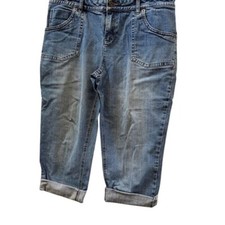 Vintage Denim Mid-Rise Rolled Cuff Capri Jeans With Button Details