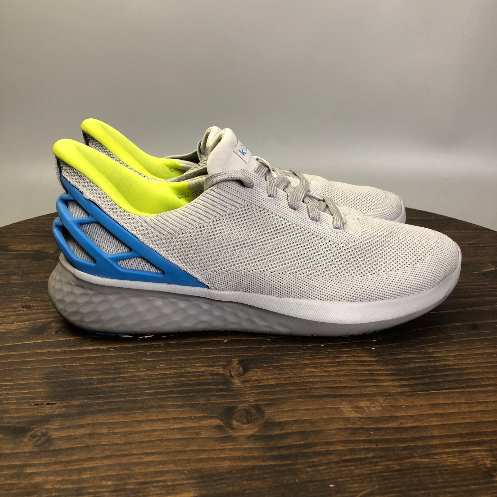 SAOLA Scarpe da ginnastica Kizik Athens da uomo taglia 9 5 grigie a mani libere slip on