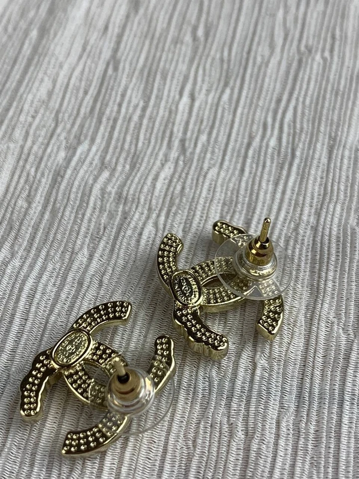 Brincos charmosos de cristal dourado Chanel CC - Imagem 4 de 4