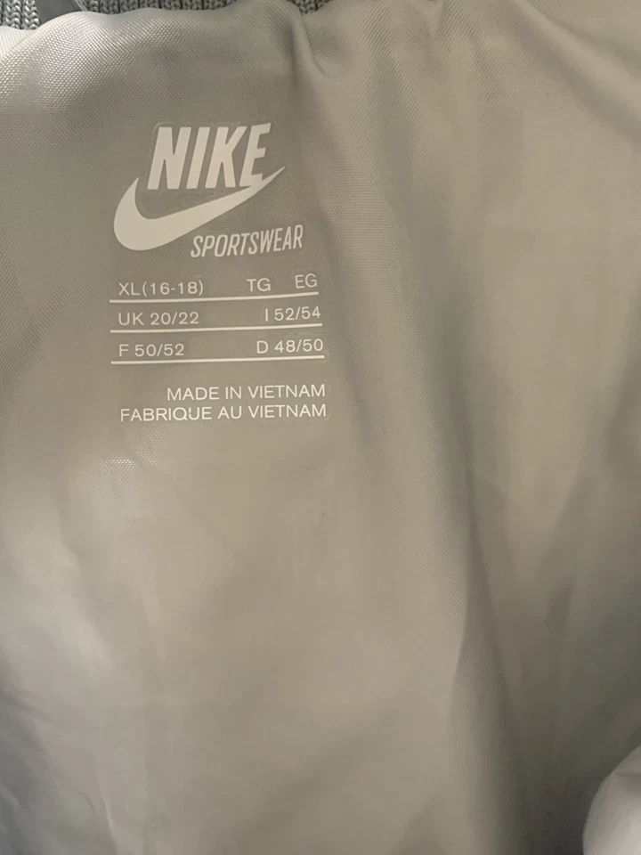 Nike Women's XL Down Hooded Jacket that converts to vest, NWT Silver Perfect - Image 3 of 4