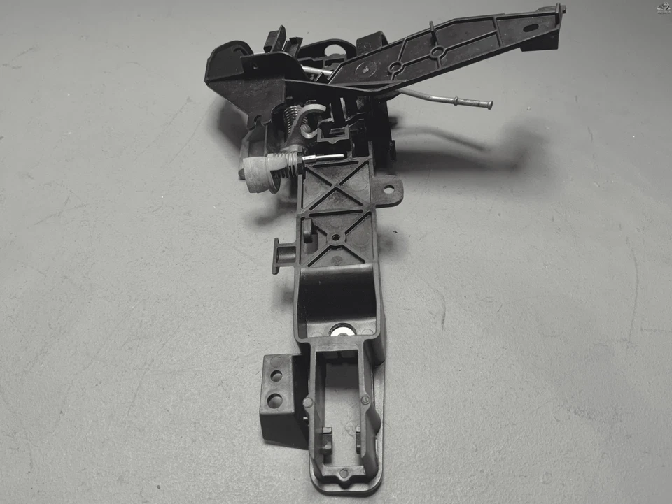 BASE DE MAÇANETA DE PORTA LATERAL DE PASSAGEIRO TRASEIRO COM SUPORTE FABRICANTE DE EQUIPAMENTO ORIGINAL 2011-2019 FORD EXPLORER - Imagem 2 de 4