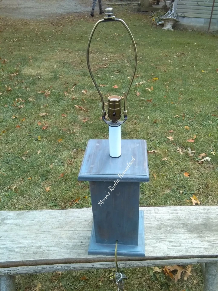 Lámpara Coyote para habitación de niño. gris envejecido. Largo 7" x Ancho 7" x Alto 28" Foto 3 de 4