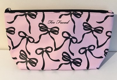 Too Faced wasserdichte Kosmetiktasche mit Reißverschluss pink & schwarz mit Band & Schleife Print NEU